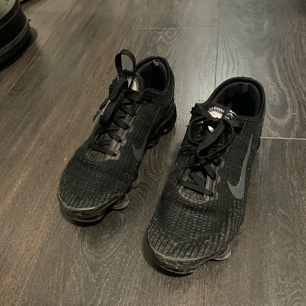 Nike Air Max Black size US 7 women. 4.5 Youth